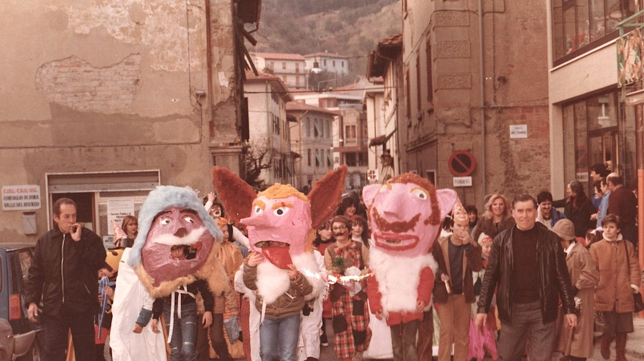 Una delle passate edizioni del Carnevale di Vaiano. Quest’anno, sia oggi che domenica prossima, l’appuntamento è fissato in piazza del Comune dalle 14.30 Una delle passate edizioni del Carnevale di Vaiano. Quest’anno, sia oggi che domenica prossima, l’appuntamento è fissato in piazza del Comune dalle 14.30