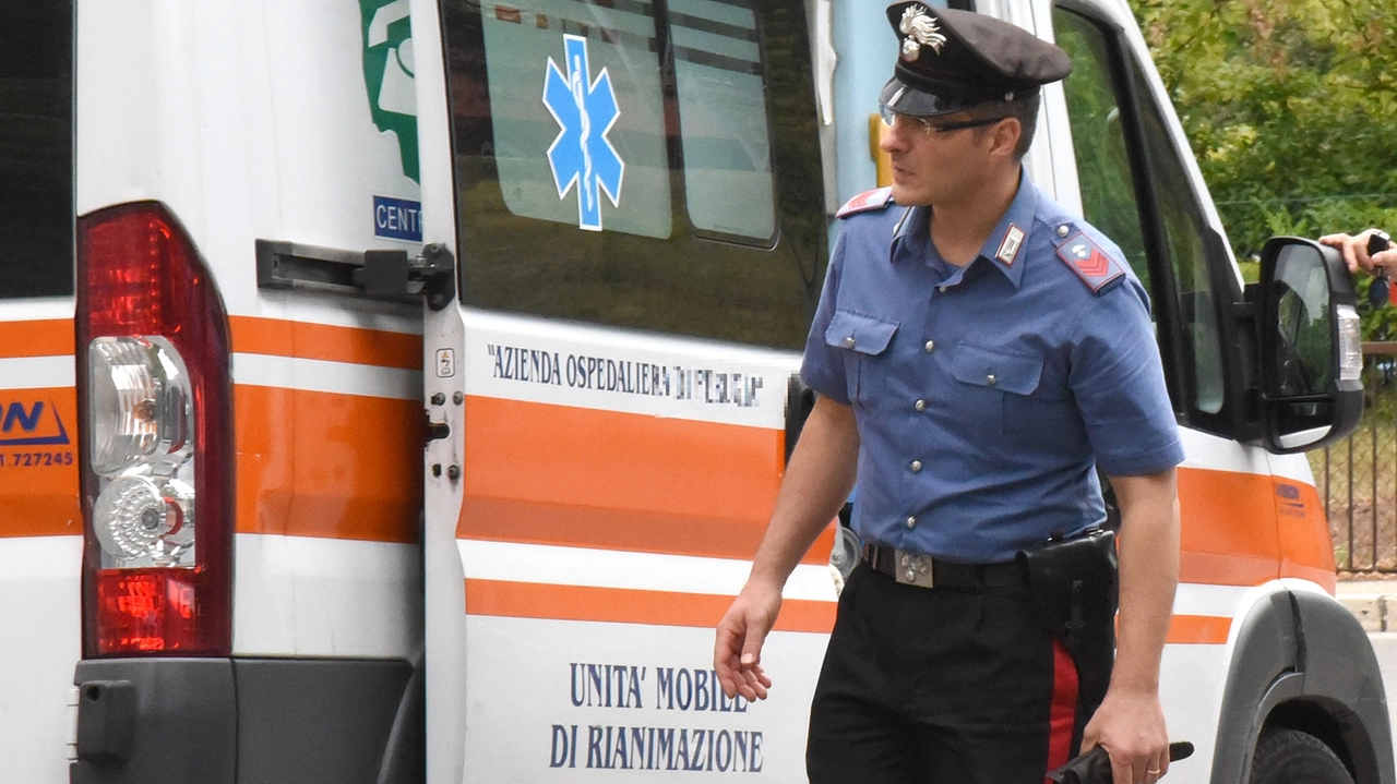 Carabinieri e ambulanza (Foto di repertorio) Carabinieri e ambulanza (Foto di repertorio)