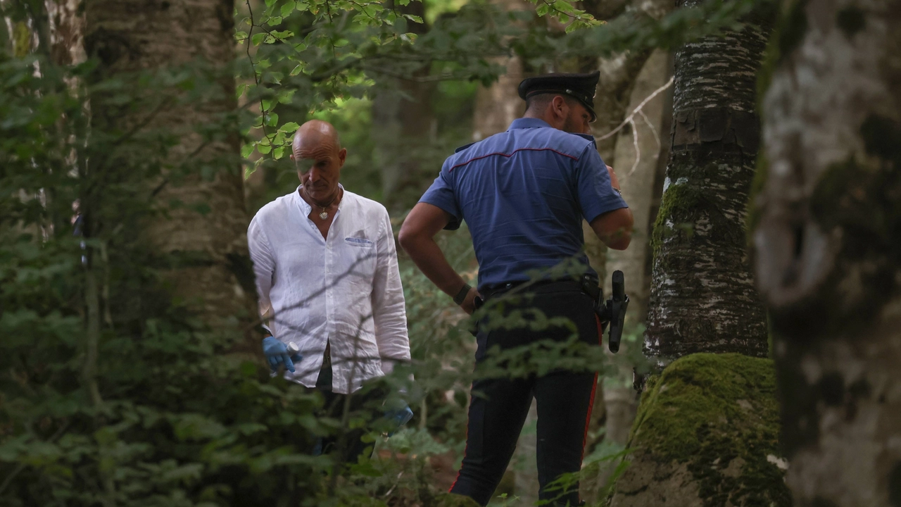 Carabinieri e scientifica nel punto in cui, mercoledì scorso, è stato trovato il cadavere di Franka Ludwig (foto Germogli) Carabinieri e scientifica nel punto in cui, mercoledì scorso, è stato trovato il cadavere di Franka Ludwig (foto Germogli)