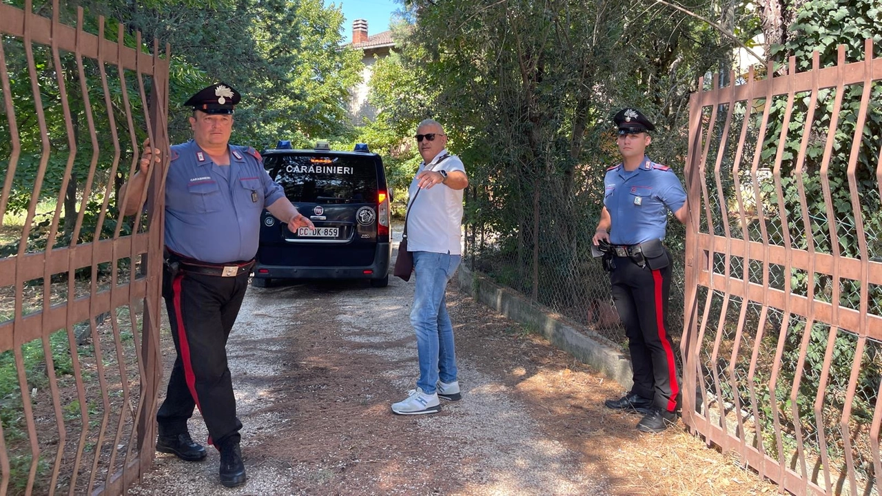 I carabinieri a Prisciano, dove è stato trovato il cadavere dell’ex finanziere Andrea Fiorelli