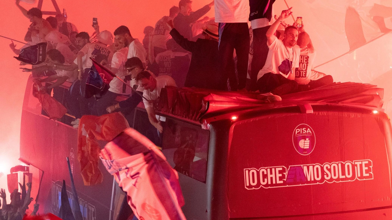 Una lunga attesa fatta di entusiasmo, cori e abbracci aspettando il pullman coi giocatori. Dalla hit "Io che amo solo te" ai fuochi d’artificio. E poi arriva la Inzaghi’s band ed è euforia. Una lunga attesa fatta di entusiasmo, cori e abbracci aspettando il pullman coi giocatori. Dalla hit "Io che amo solo te" ai fuochi d’artificio. E poi arriva la Inzaghi’s band ed è euforia.