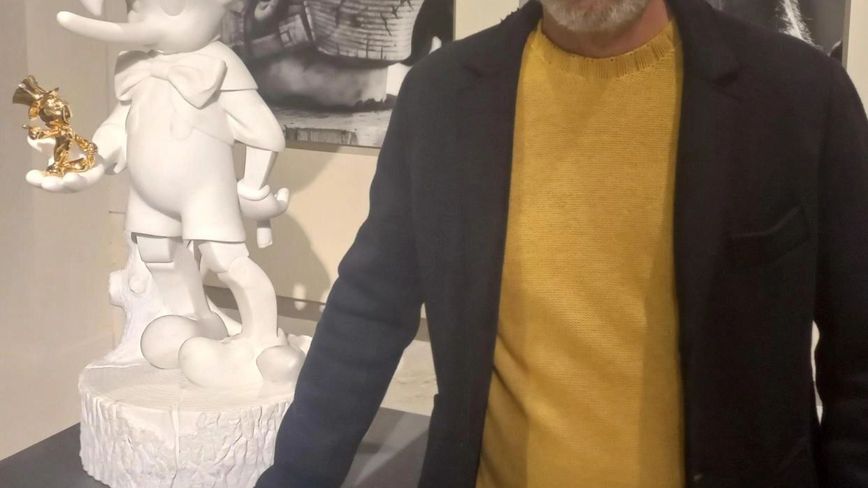 L’artista accanto a un’opera dedicata a Pinocchio ed esposta in una delle sale del chiostro di Sant’Agostino L’artista accanto a un’opera dedicata a Pinocchio ed esposta in una delle sale del chiostro di Sant’Agostino
