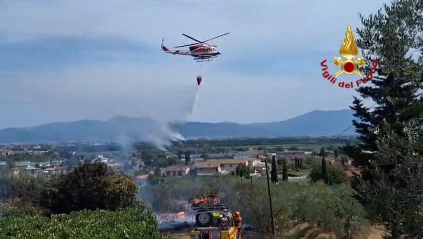 Incendi a Canneto e Poggio a Caiano, in azione l’elicottero dei vigili del fuoco Incendi a Canneto e Poggio a Caiano, in azione l’elicottero dei vigili del fuoco