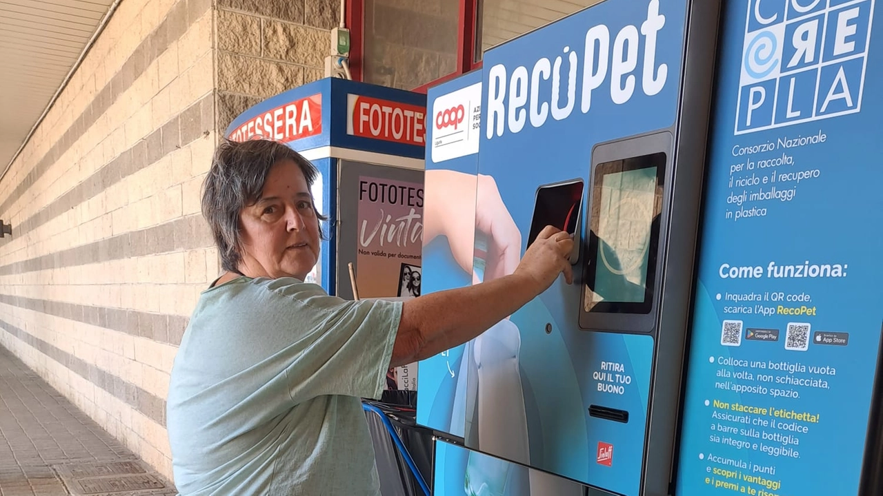 Un ecocompattatore per le bottiglie di plastica Un ecocompattatore per le bottiglie di plastica