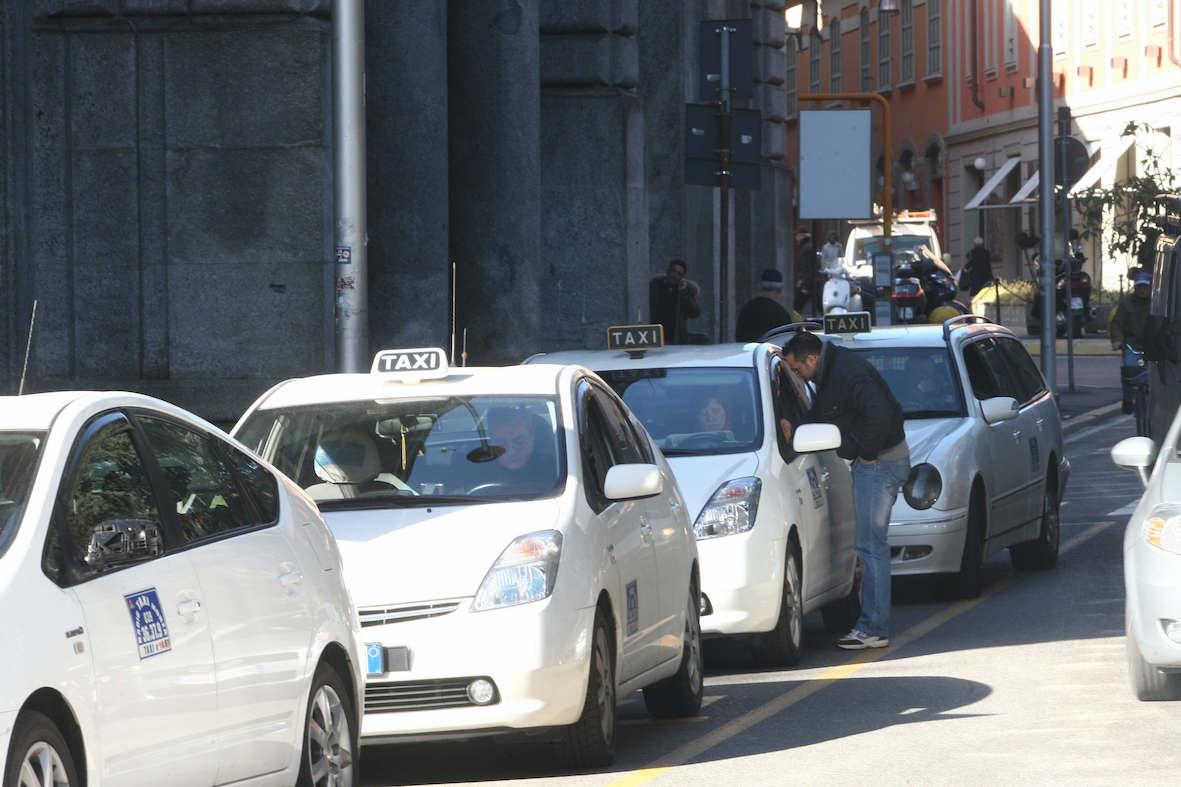 La stangata dei taxi a Pistoia, le tariffe del servizio schizzano dopo 14 anni di immobilismo