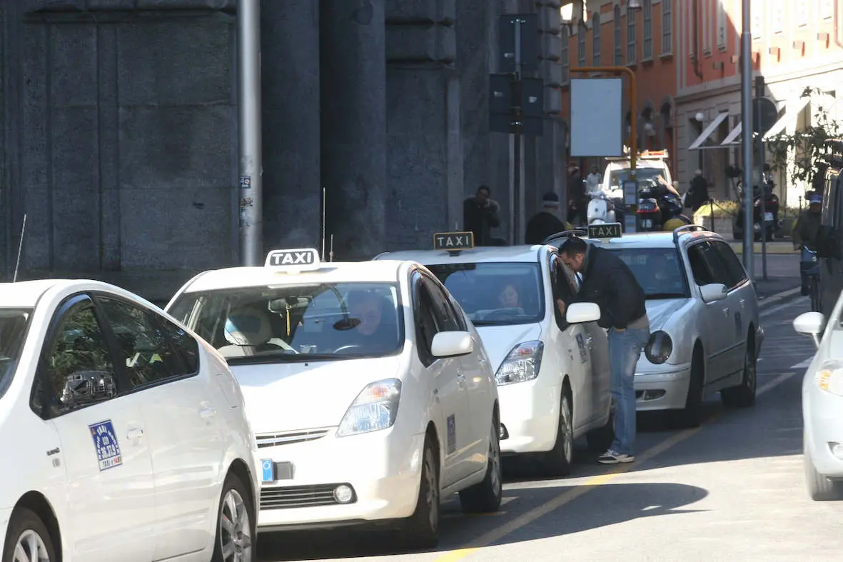 La stangata dei taxi a Pistoia, le tariffe del servizio schizzano dopo 14 anni di immobilismo