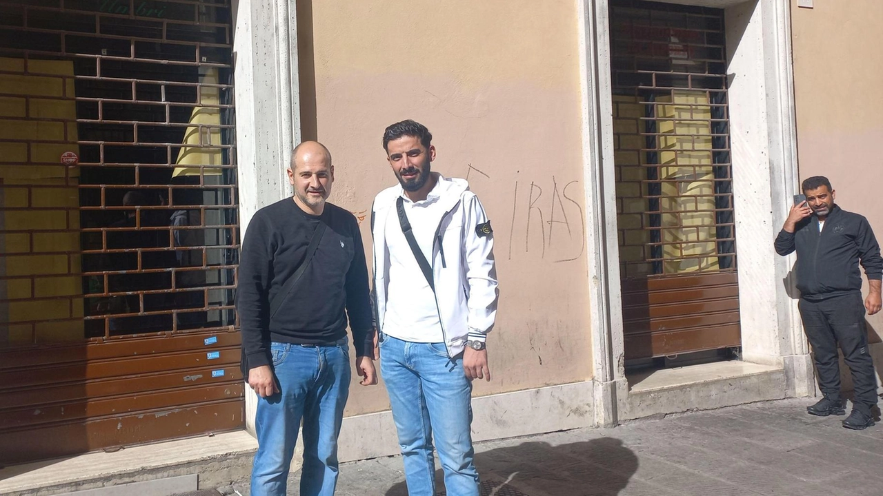 In via Bartolo, in quella che negli anni ’80-’90 era una delle strade più vivaci dell’acropoli, dal punto di... In via Bartolo, in quella che negli anni ’80-’90 era una delle strade più vivaci dell’acropoli, dal punto di...