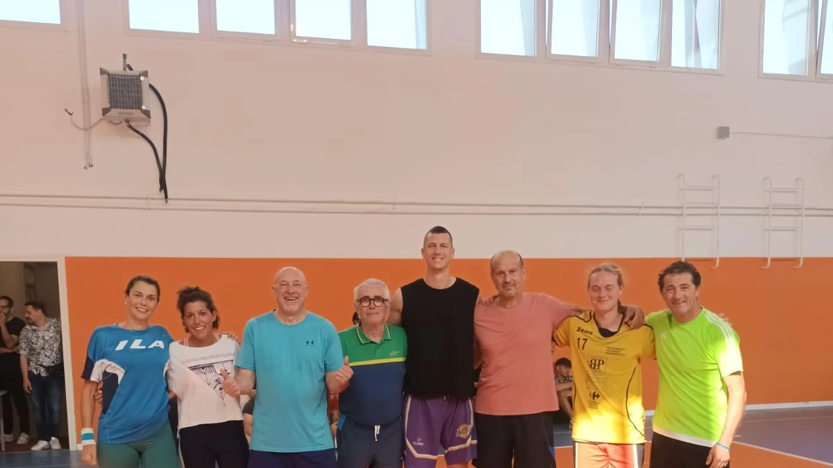 La tradizionale partita di Supervolley tra insegnanti e alunni chiude l'anno scolastico con una vittoria dei professori. La tradizionale partita di Supervolley tra insegnanti e alunni chiude l'anno scolastico con una vittoria dei professori.