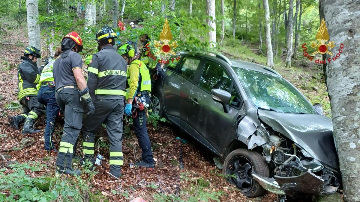 Trovata morta nell’auto finita fuori strada, è precipitata nel burrone per 40 metri