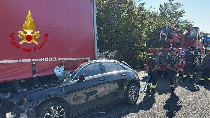 L’auto del trentenne finita sotto il rimorchio del Tir L’auto del trentenne finita sotto il rimorchio del Tir