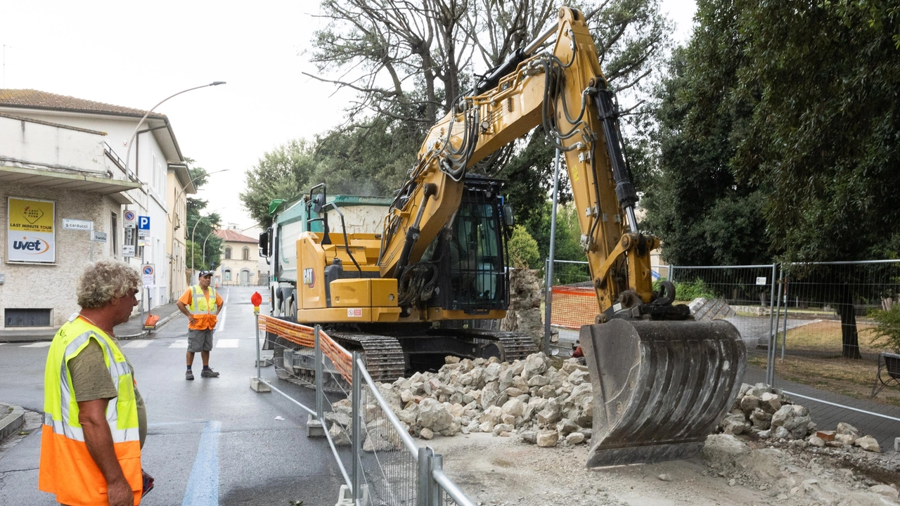 I lavori per abbattere il muro del parco Mariambini sono iniziati giorni fa I lavori per abbattere il muro del parco Mariambini sono iniziati giorni fa