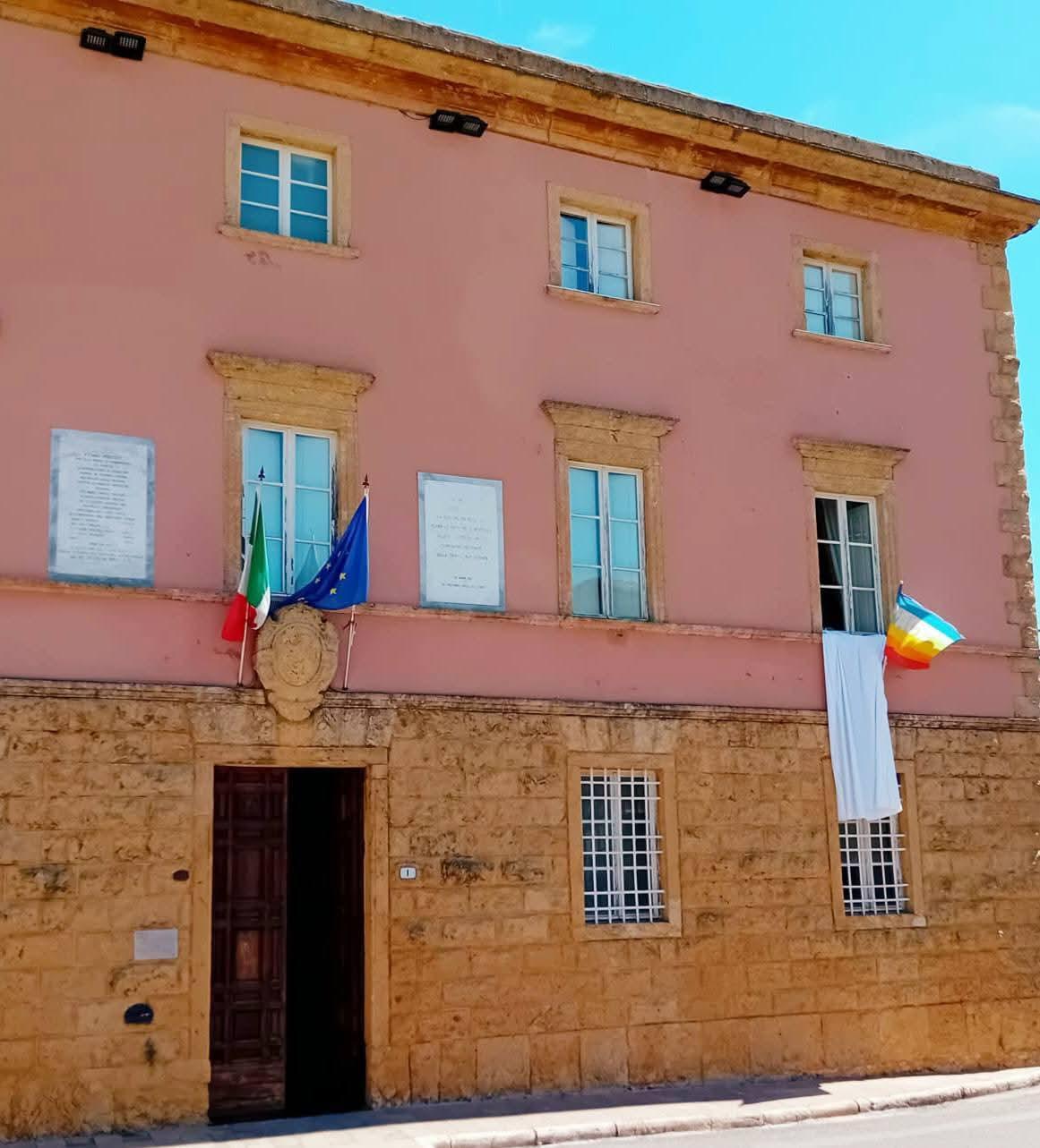 la bandiera della discordia al fianco del sindaco
