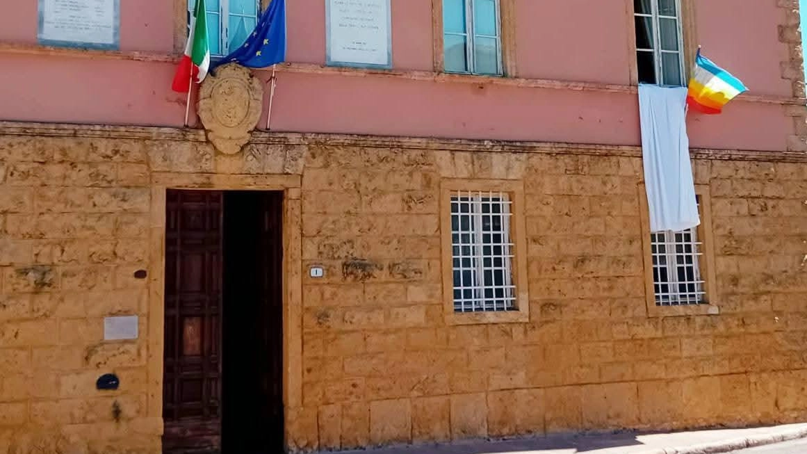 Il simbolo della pace che sventola in municipio è diventato un caso. Tante le prese di posizione a favore di Pacini: "Deve restare lì esposta". Il simbolo della pace che sventola in municipio è diventato un caso. Tante le prese di posizione a favore di Pacini: "Deve restare lì esposta".