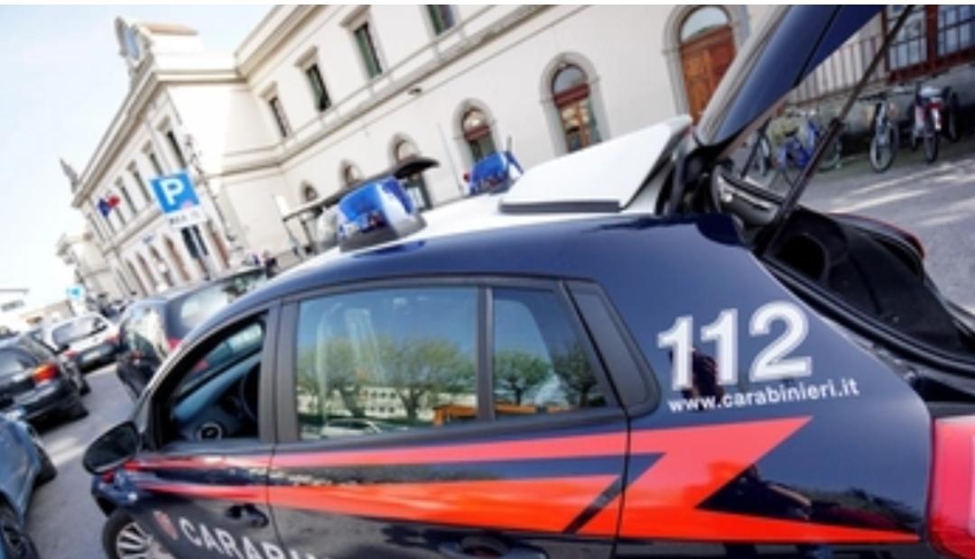 insegue una donna con un coltello e aggredisce un carabiniere