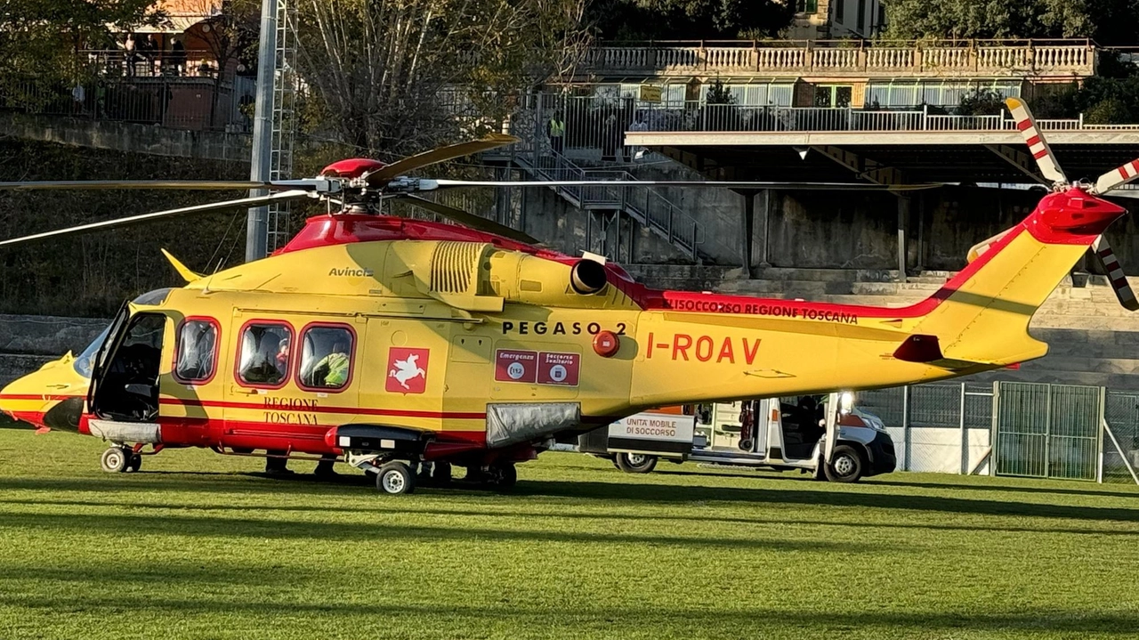 Pegaso 2 è atterrato al campo sportivo. per trasportare il bambino a Firenze Pegaso 2 è atterrato al campo sportivo. per trasportare il bambino a Firenze