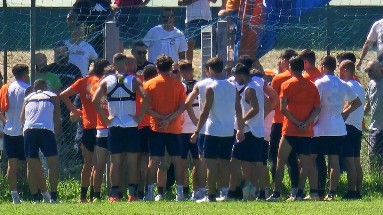 La squadra mentre saluta i tifosi presenti alla partitella La squadra mentre saluta i tifosi presenti alla partitella