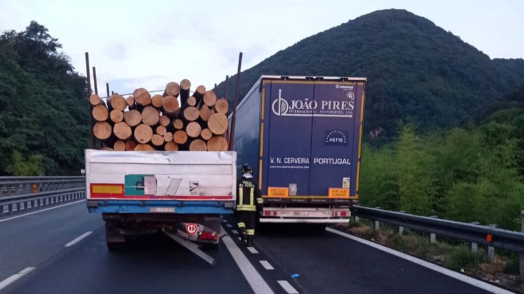 L'intervento dei vigili del fuoco in seguito all'incidente mortale sulla Bretella