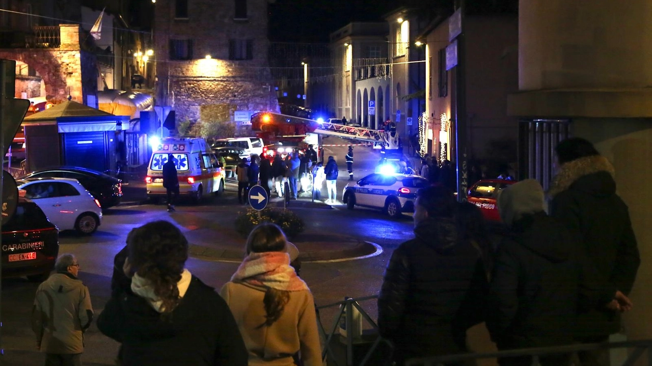 Uomo minaccia di buttarsi dal tetto, l'intervento dei vigili del fuoco, sanitari e amministrazione comunale (Foto Crocchioni) Uomo minaccia di buttarsi dal tetto, l'intervento dei vigili del fuoco, sanitari e amministrazione comunale (Foto Crocchioni)