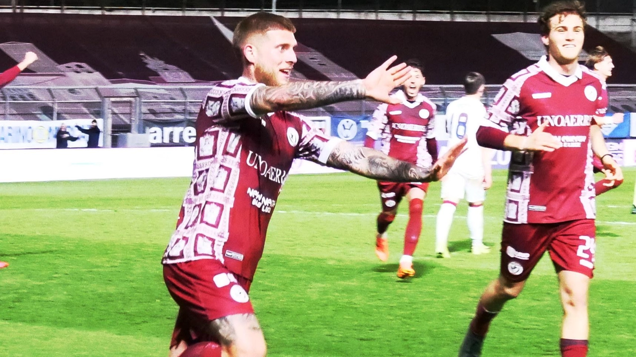 L’attaccante Mario Ravasio, 26 anni, esulta dopo il gol all’89’. È il secondo nelle ultime due partite in maglia amaranto