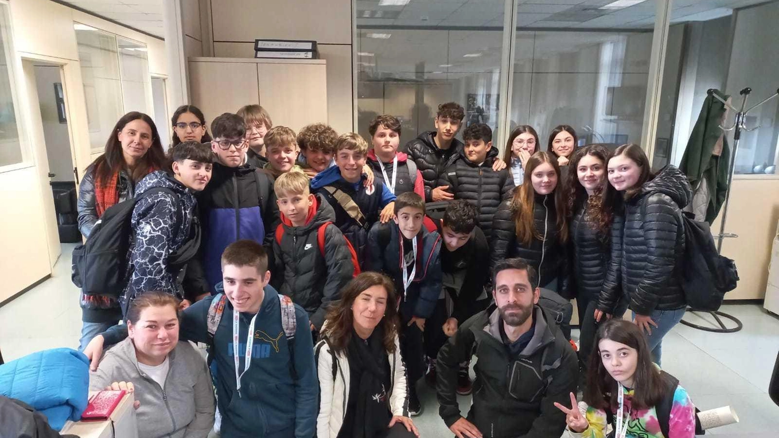 Ragazzi della scuola "Pistelli" di Camaiore visitano redazione de La Nazione a Firenze, partecipando al progetto "Cronisti in classe". Esperienza formativa sul giornalismo.