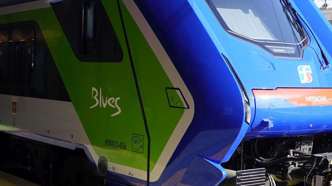 Consegnato a Chiusi il nuovo treno a tripla alimentazione per la tratta Grosseto-Siena. Tecnologicamente avanzato e eco-sostenibile, con capacità fino a 380 passeggeri. Investimenti anche per la digitalizzazione dei servizi. Consegnato a Chiusi il nuovo treno a tripla alimentazione per la tratta Grosseto-Siena. Tecnologicamente avanzato e eco-sostenibile, con capacità fino a 380 passeggeri. Investimenti anche per la digitalizzazione dei servizi.