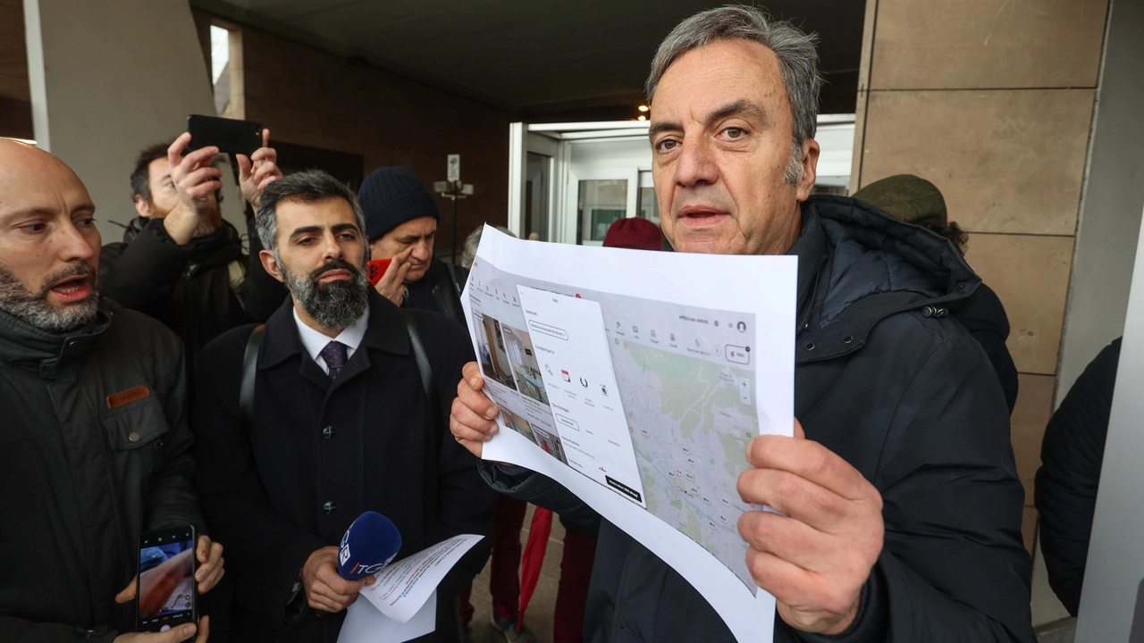 Massimo Torelli di ’Salviamo Firenze’ ieri mattina davanti al tribunale Massimo Torelli di ’Salviamo Firenze’ ieri mattina davanti al tribunale