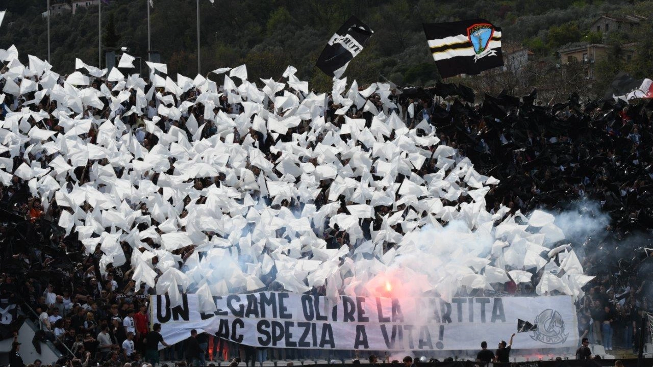 La passione della Curva Ferrovia pronta a sostenere l'undici ligure La passione della Curva Ferrovia pronta a sostenere l'undici ligure