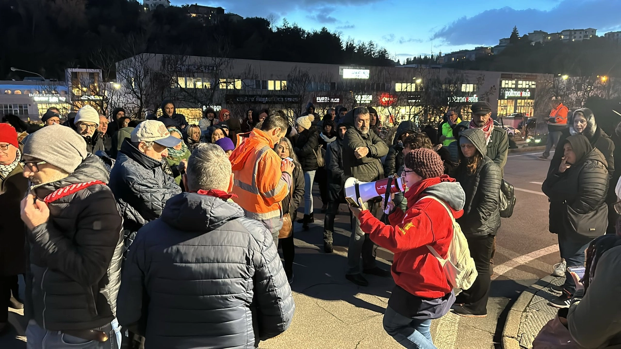 I lavoratori della Beko davanti allo stabilimento (Foto Di Pietro)