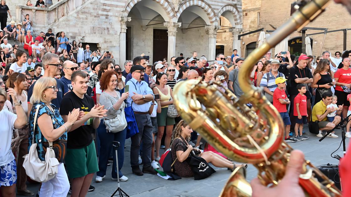 Uj, quante note positive. La città si riempie di turisti: "Qui c’è tutto il mondo"