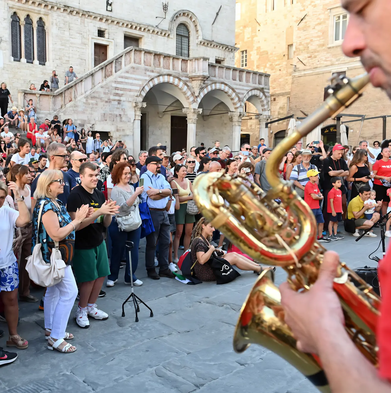Uj, quante note positive. La città si riempie di turisti: "Qui c’è tutto il mondo"