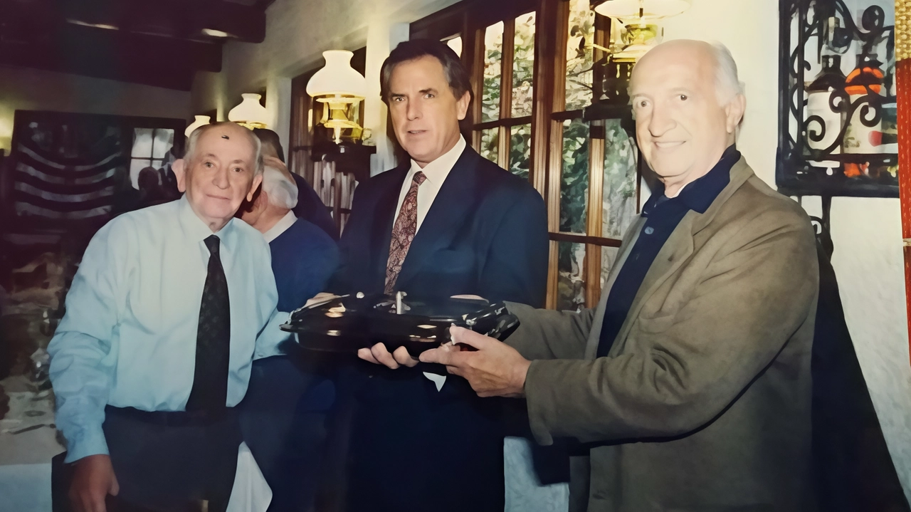 Insieme a Leonetto Amadei (già presidente della Corte Costituzionale), presidente dell’associazione della Vecchie Glorie Insieme a Leonetto Amadei (già presidente della Corte Costituzionale), presidente dell’associazione della Vecchie Glorie