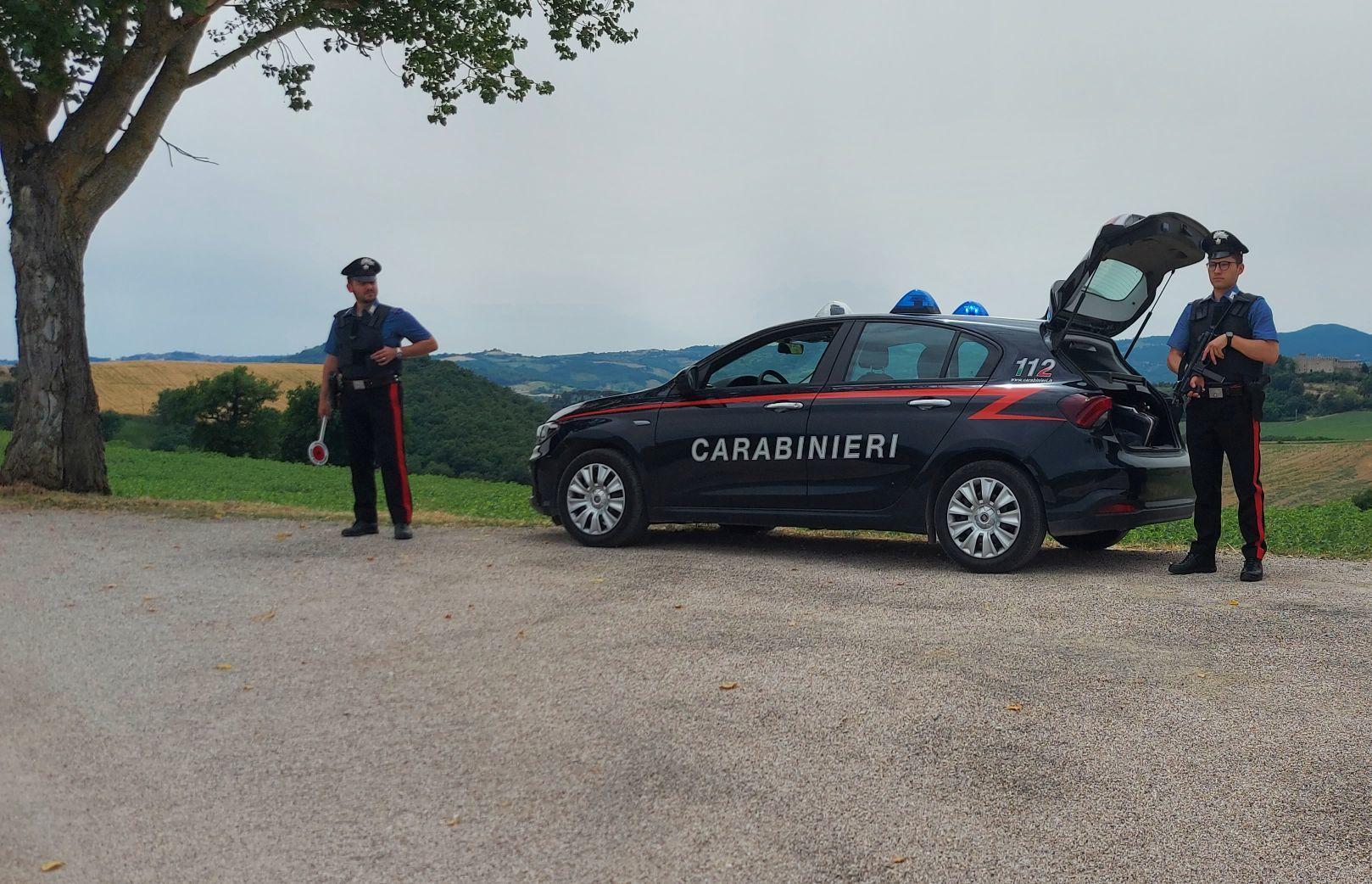 Al distributore con la coca. Giovane finisce nella rete