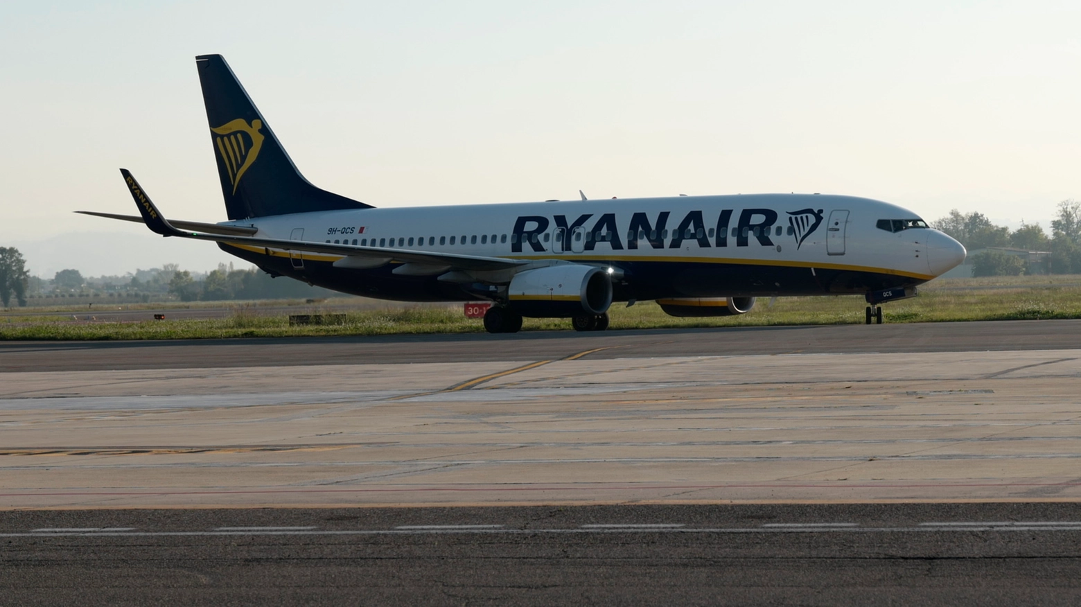 Il pilota dell’aereo Ryanair ha invertito la rotta, tornando allo scalo di Caselle, da dove era decollato. Inutili i tentativi di rianimazione in pista. Sotto choc la moglie della giovane, trasportata in ospedale