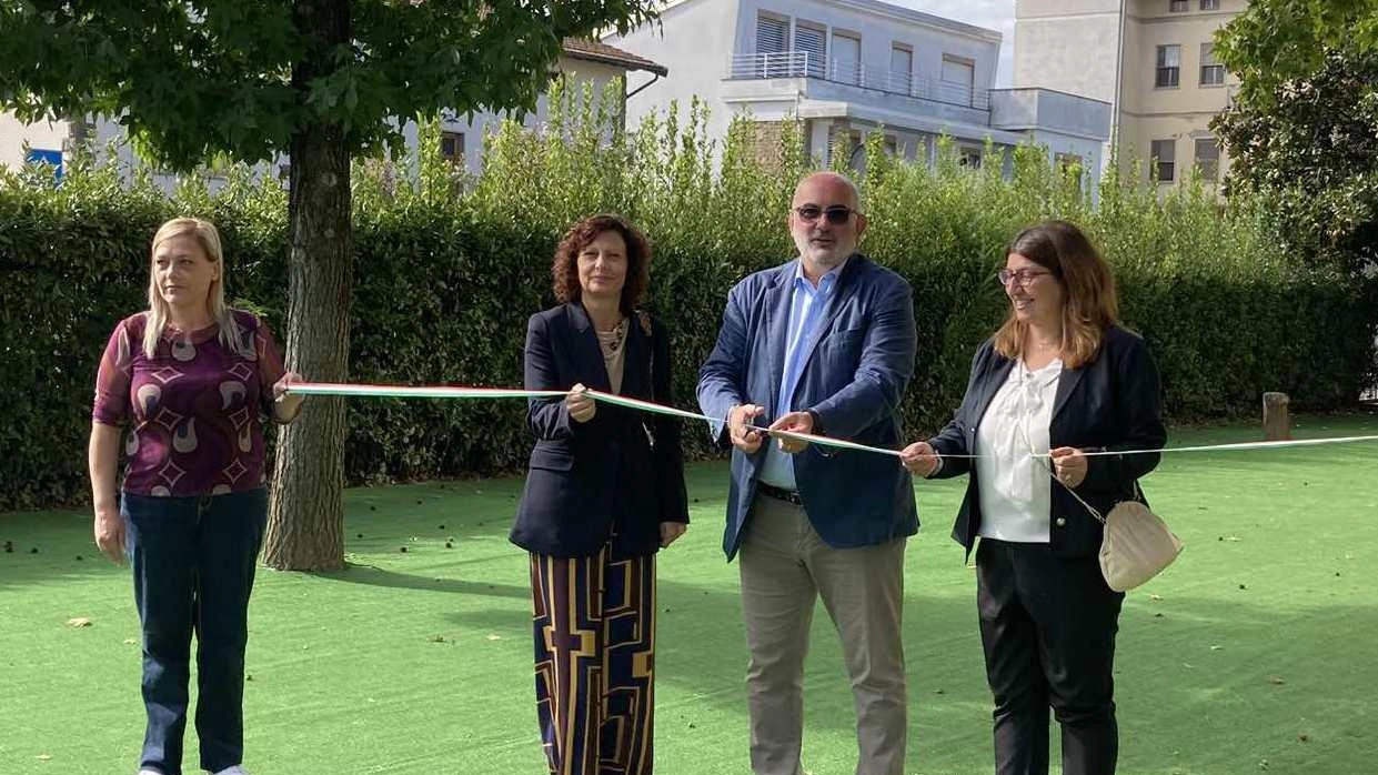 Il taglio del nastro del nuovo giardino in erba sintetica Il taglio del nastro del nuovo giardino in erba sintetica