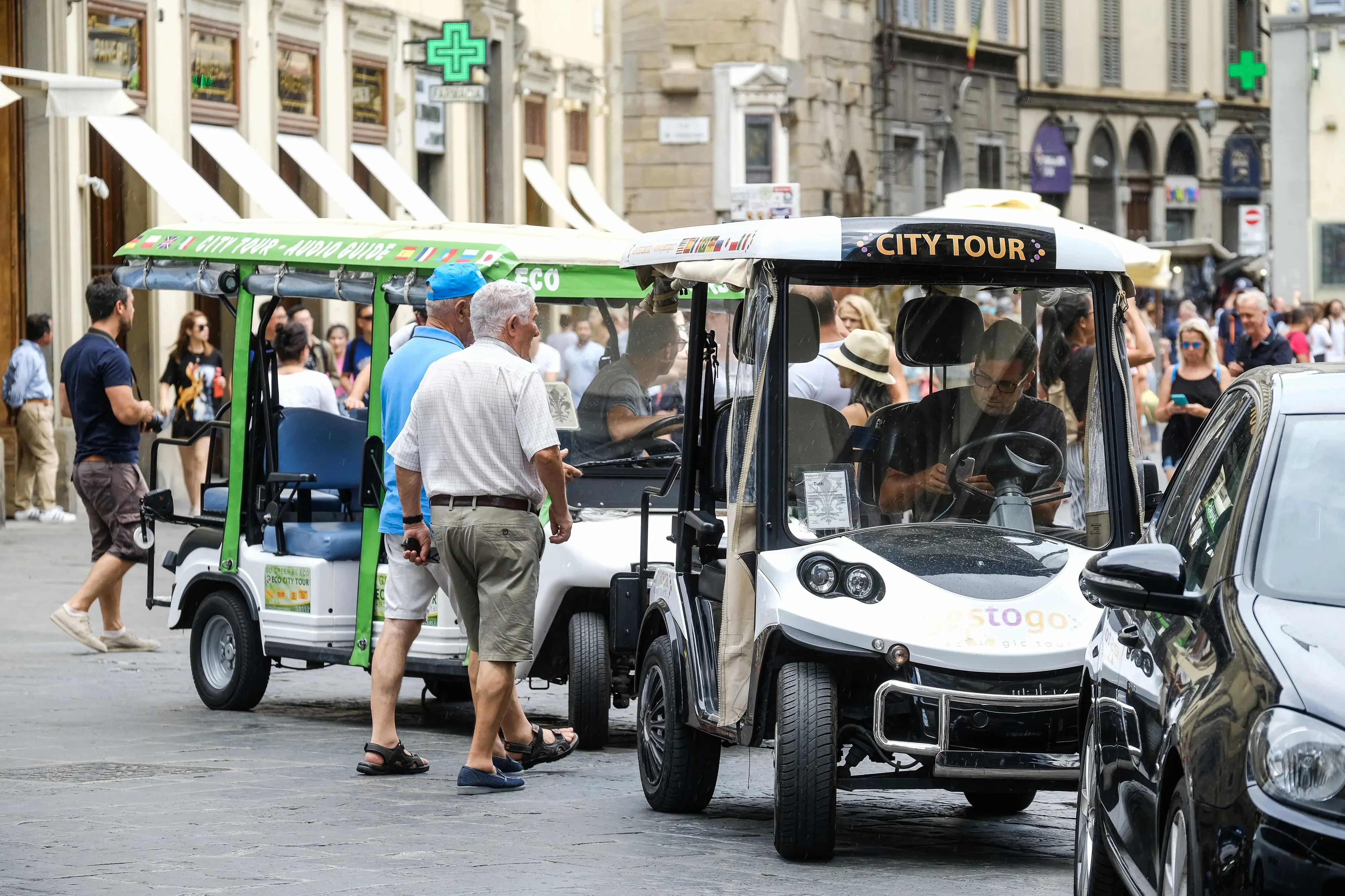 Firenze, panini in strada e boutique deserte: “Un ticket per chi resta poche ore”