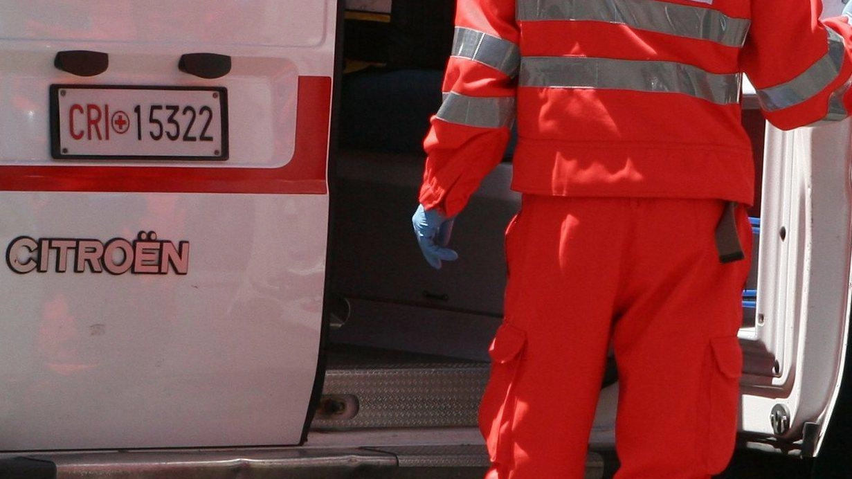 Sulla pista da ballo spunta anche lo spray al peperoncino che provoca attimi di concitazione, che vengono sedati... Sulla pista da ballo spunta anche lo spray al peperoncino che provoca attimi di concitazione, che vengono sedati...