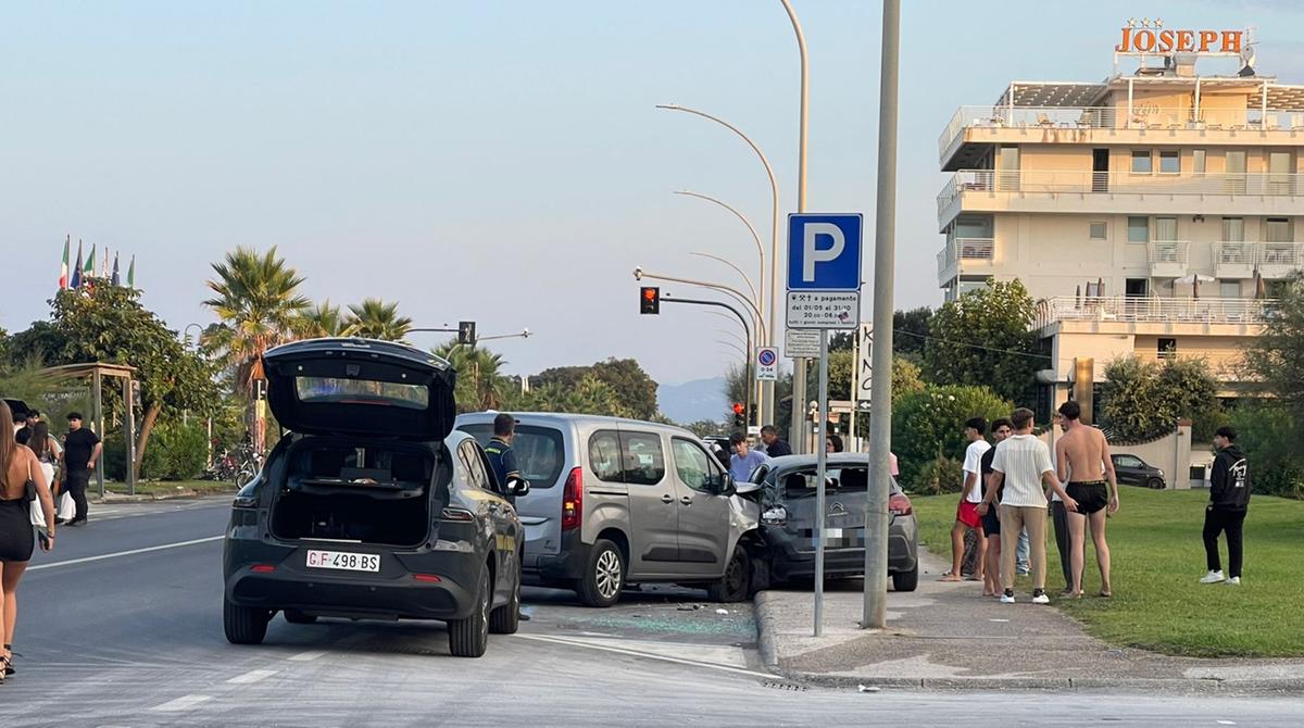 Incidente all’alba sul lungomare tra Motrone e Tonfano, danneggiate tre auto in sosta