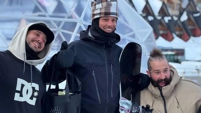 Jacopo Luchini (al centro) sul gradino più alto del podio a Cortina d’Ampezzo