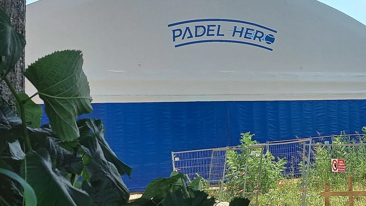 Il capannone del padel di Focette finito al centro di una battaglia giudiziaria a causa del ricorso presentato dei proprietari delle case limitrofe Il capannone del padel di Focette finito al centro di una battaglia giudiziaria a causa del ricorso presentato dei proprietari delle case limitrofe