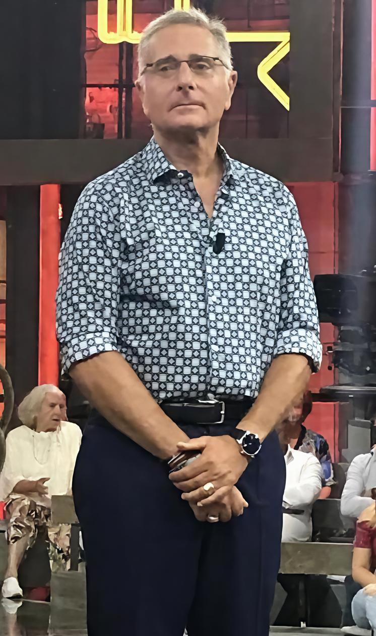 Paolo Bonolis si veste di Valdera. In tv con le camicie Poggianti Una bella vetrina