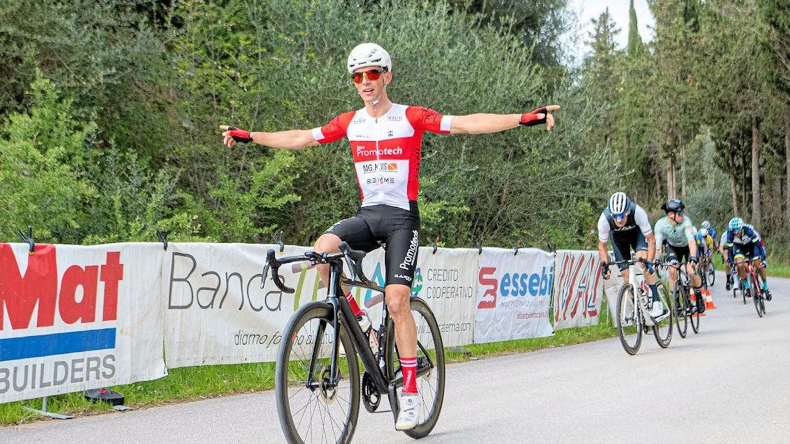 Mikel Demiri del Team Promotech Mg-KVis taglia vittorioso il traguardo sulla salita di Roselle Mikel Demiri del Team Promotech Mg-KVis taglia vittorioso il traguardo sulla salita di Roselle