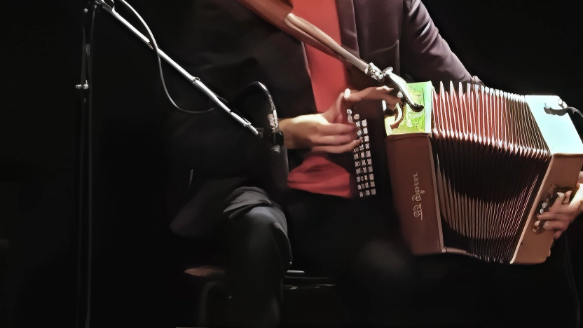 La rassegna itinerante "Montespertoli Musica" arriva all'azienda agricola Fattoria di Trecento con il concerto del trio Maestrale Circo Carnevale, un viaggio musicale che spazia dalla danza europea alle sonorità brasiliane. Seguirà l'osservazione delle stelle e il Late Night Drum Circle per esplorare percussioni e improvvisazione musicale.
