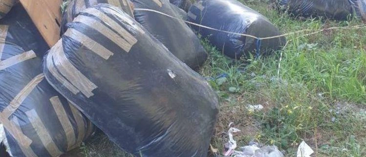 Bargo come una discarica. Buttati altri 10 sacchi neri. Telecamere al setaccio