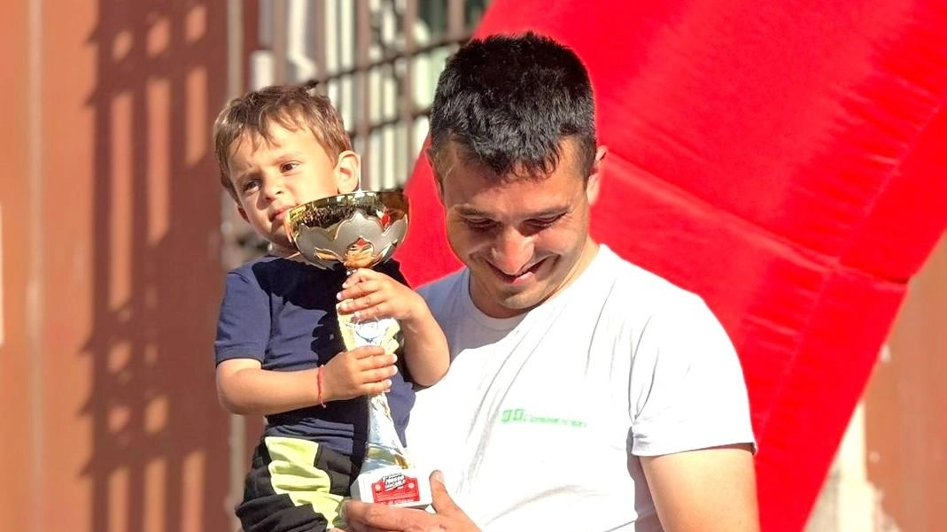 Luca Raspini sul podio insieme al figlio Leonardo, nel corso della premiazione della Massa-San Carlo organizzata in piazza Aranci nel capoluogo apuano Luca Raspini sul podio insieme al figlio Leonardo, nel corso della premiazione della Massa-San Carlo organizzata in piazza Aranci nel capoluogo apuano