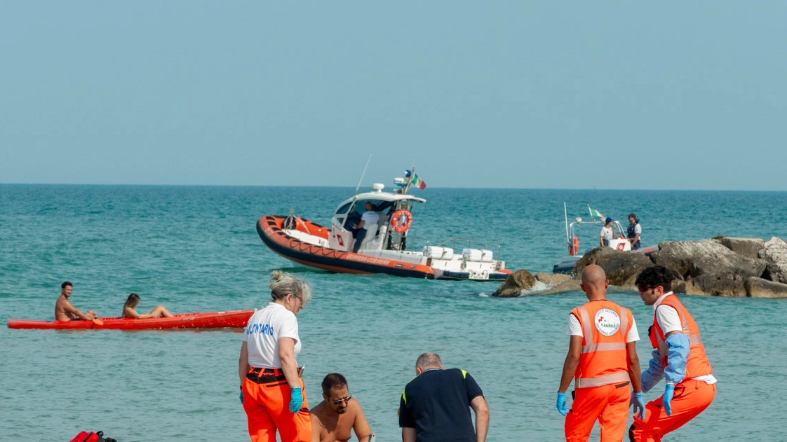 I drammatici momenti del soccorso in spiaggia (foto Zeppilli)