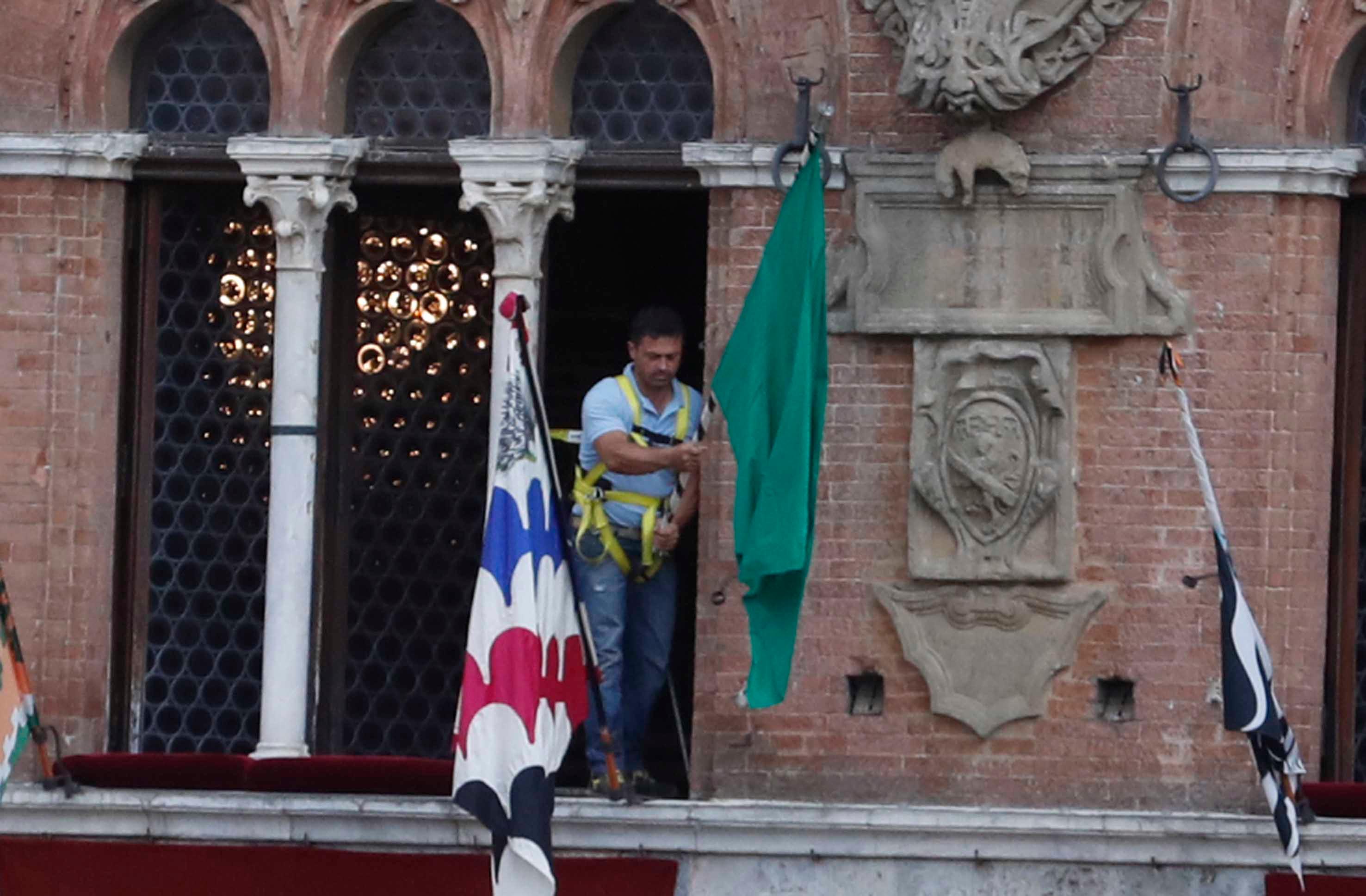 La beffa è (di nuovo) servita. Palio, bandiera verde dopo la pioggia. Oggi previsioni ancora incerte