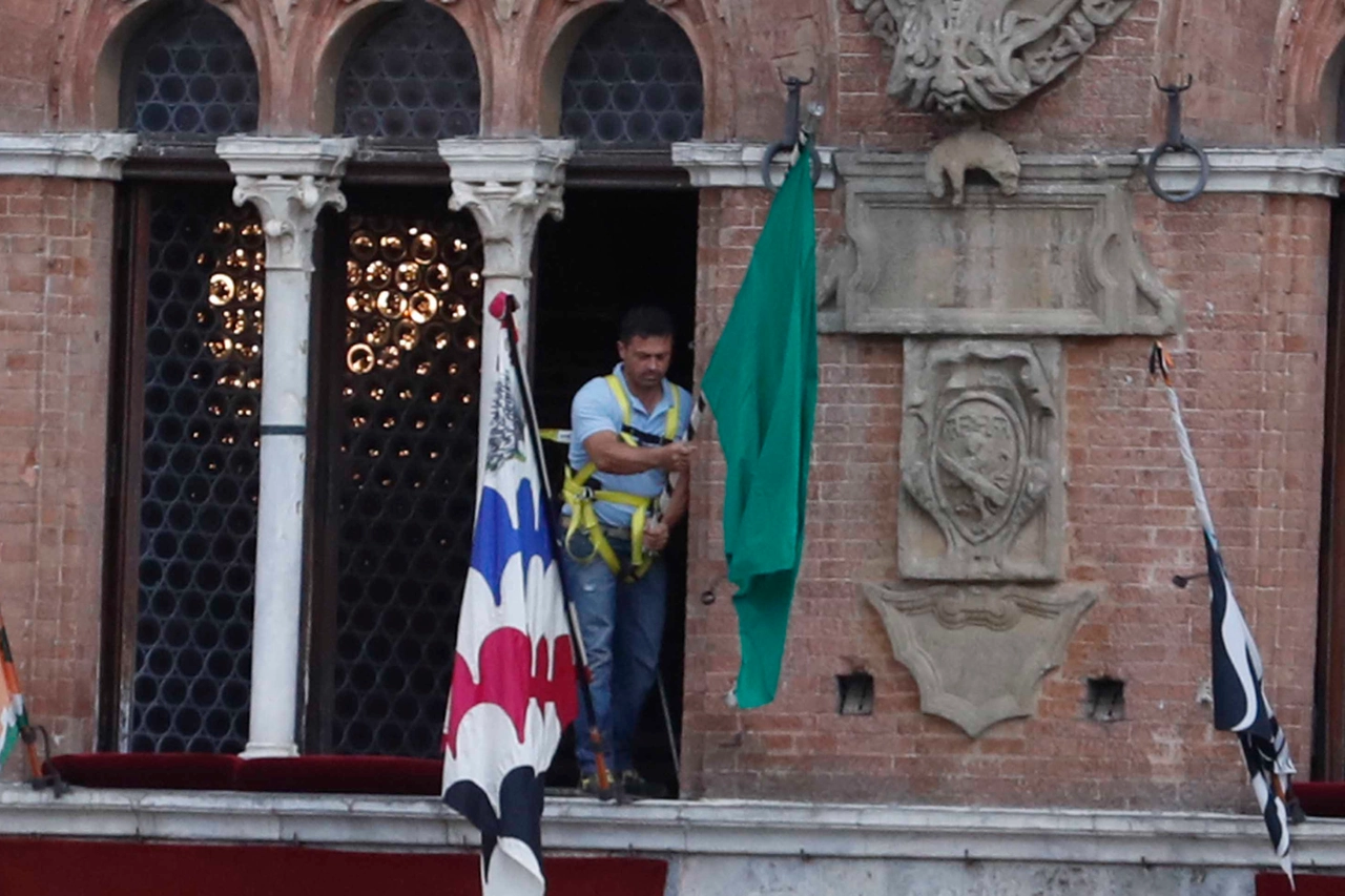 Il momento in cui viene esposta la bandiera verde