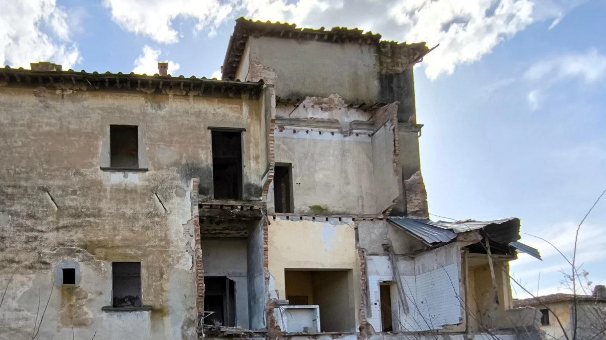 I residenti raccontano che nei fine settimana la gente si intrufola nell’edificio abbandonato. Zecchi (FdI): "Vergognoso rimpallo di responsabilità. Il Comune solleciti la soprintendenza a intervenire".