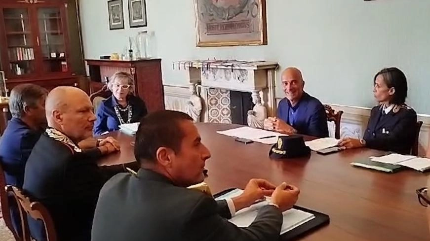 Un momento del Comitato provinciale ordine e sicurezza pubblica convocato ieri mattina a Lucca dal prefetto Scaduto e dal sindaco Murzi Un momento del Comitato provinciale ordine e sicurezza pubblica convocato ieri mattina a Lucca dal prefetto Scaduto e dal sindaco Murzi