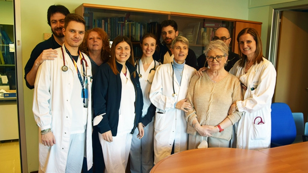 Il personale del reparto con la signora Cipriani Il personale del reparto con la signora Cipriani